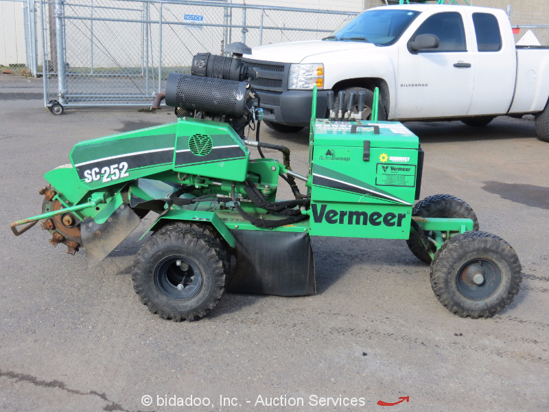 What are some features of the Vermeer SC252 stump grinder?